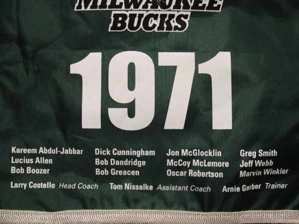 1971 MILWAUKEE BUCKS WORLD CHAMPIONS BANNER w/ JABBAR & ROBERTSON