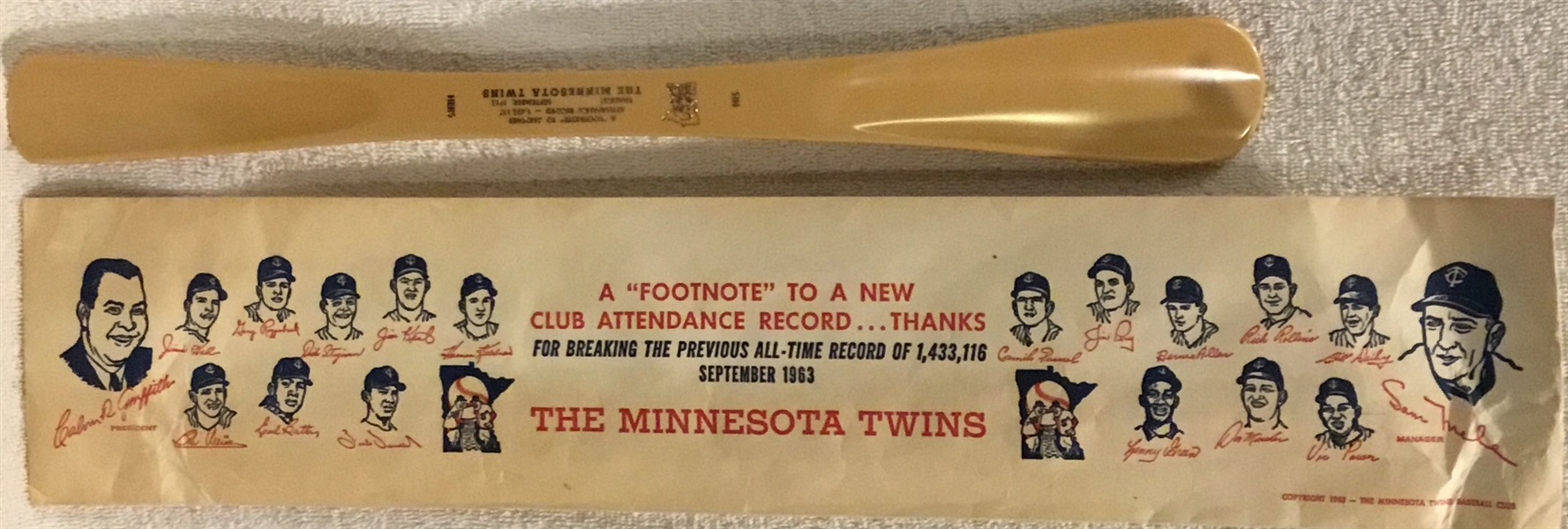 1963 MINNESOTA TWINS GIVE-AWAY SHOEHORN w/PICTURE ENVELOPE