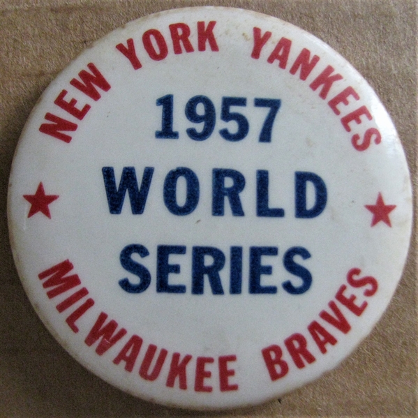 1957 WORLD SERIES PINBACK - NEW YORK YANKEES VS MILWAUKEE BRAVES