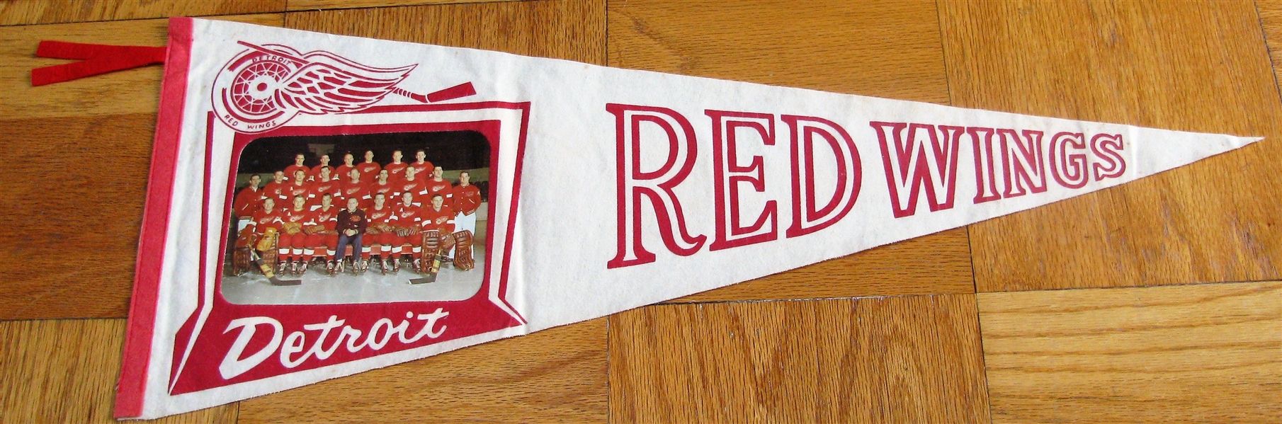 1961-62 DETROIT RED WINGS TEAM PICTURE HOCKEY PENNANT